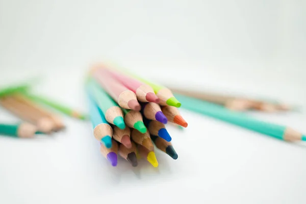 표면에 칠해져 윤기있는 연필을 클로즈업 — 스톡 사진