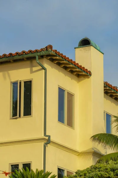 Ein Malerischer Blick Auf Ein Modernes Wohnhaus Unter Blauem Himmel — Stockfoto