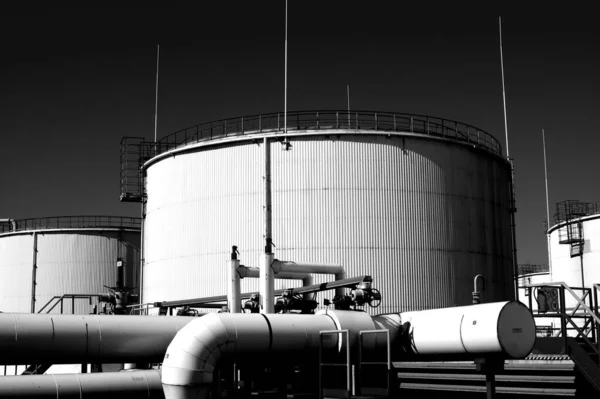 工業地帯における金属管及び石油貯蔵タンクの灰色のショット — ストック写真