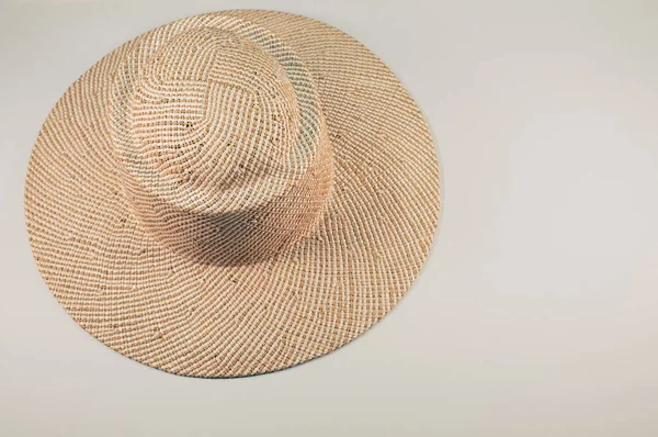 Una Vista Superior Sombrero Paja Sobre Una Superficie Blanca — Foto de Stock
