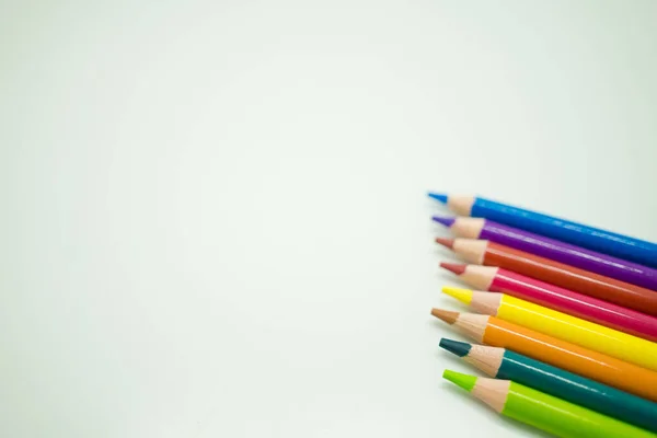 Színes Élezett Ceruzák Elrendezése Fehér Alapon Másolási Hellyel — Stock Fotó