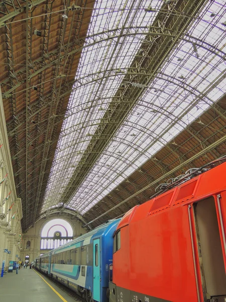 Bellissimo Scatto Verticale Della Stazione Ferroviaria Keleti Budapest Ungheria Con — Foto Stock