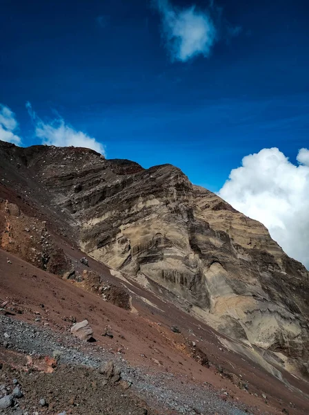 Endonezya Rinjani Dağı Zirvesi Olan Bir Manzaranın Dikey Görüntüsü — Stok fotoğraf