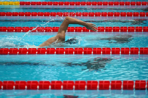 Jovem Homem Nadando Voltas Uma Piscina — Fotografia de Stock