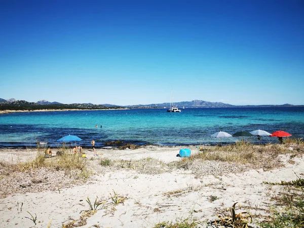 Tiro Ángulo Alto Una Playa Con Sombrillas Colores Pequeño Barco — Foto de Stock