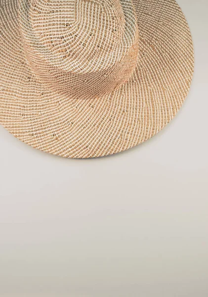 Tiro Vertical Sombrero Paja Sobre Una Superficie Blanca — Foto de Stock