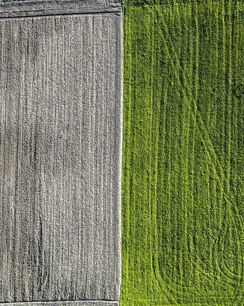 Luftaufnahme Eines Gepflügten Landwirtschaftlichen Feldes Mit Grünem Und Grauem Land — Stockfoto