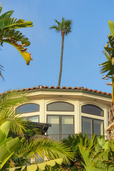 Uma Vista Panorâmica Edifício Residencial Moderno Sob Céu Limpo — Fotografia de Stock