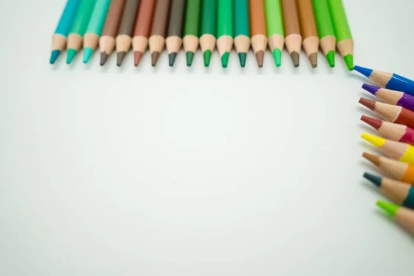 Eine Anordnung Von Buntstiften Auf Weißem Hintergrund Mit Kopierraum — Stockfoto