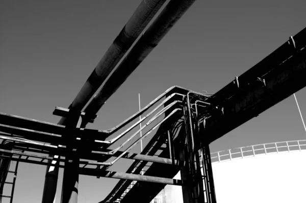 Grayscale Low Angle View Iron Structures Oil Factory — Stock Photo, Image