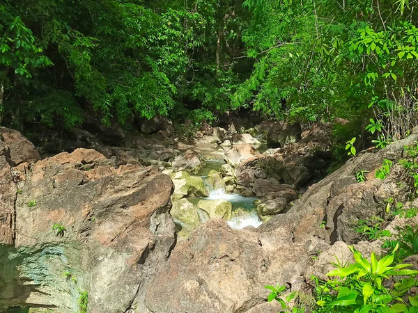 Ein Schöner Blick Auf Einen Fluss Der Über Die Felsen — Stockfoto