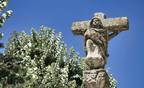 Ein Altes Steinkreuz Mit Jesus Christus Den Armen Der Jungfrau — Stockfoto
