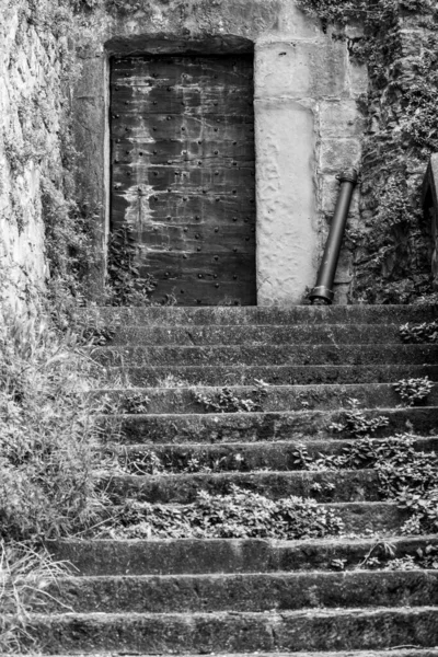古い石段の灰色の建物のドアに — ストック写真