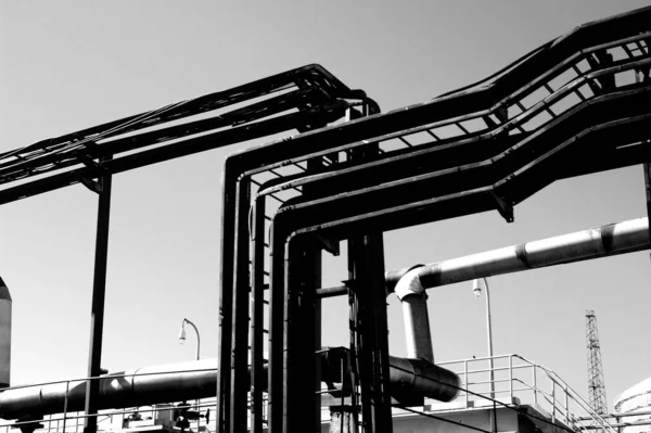 Серый Кадр Железных Конструкций Нефтяном Заводе — стоковое фото