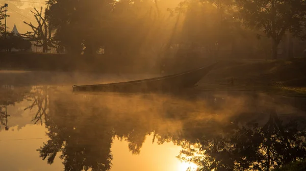 Ein Altes Leeres Boot Das Während Eines Nebligen Sonnenuntergangs Auf — Stockfoto