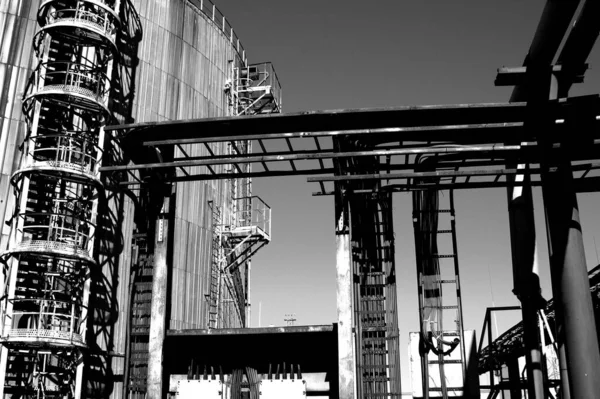 Grayscale Shot Metal Constructions Oil Factory — Stock Photo, Image