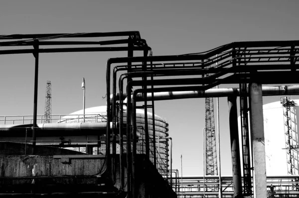 Ett Gråskaleskott Järnstrukturer Vid Oljefabriken — Stockfoto