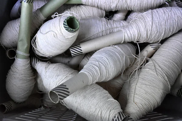 手編み用の白い糸糸のボビンの水平クローズアップ — ストック写真