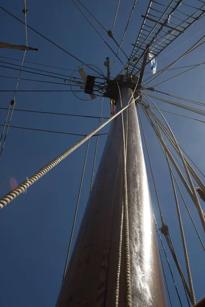 Tiro Vertical Ângulo Baixo Navio Sob Céu Brilhante — Fotografia de Stock