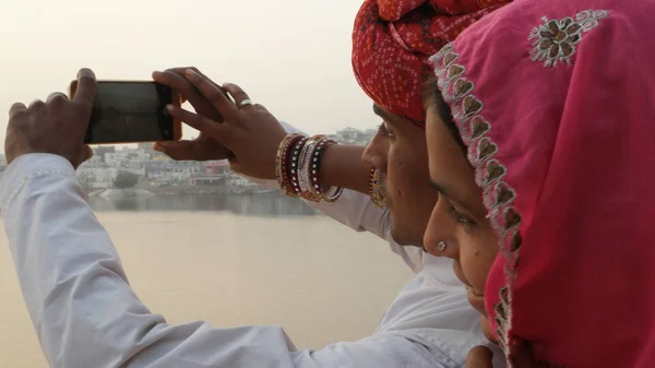 Ett Indiskt Par Indiska Traditionella Kläder Gör Selfie — Stockfoto