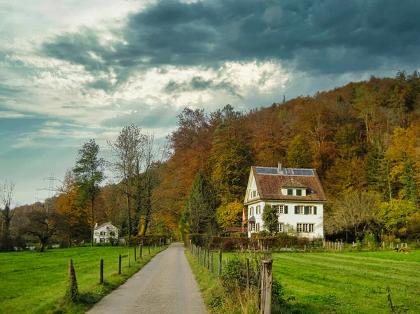 Een Wandelpad Met Huizen Die Een Bewolkte Dag Naar Bergen — Stockfoto