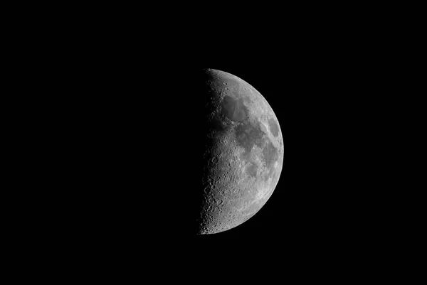 在夜空的背景上拍到了半月形的美丽照片 — 图库照片