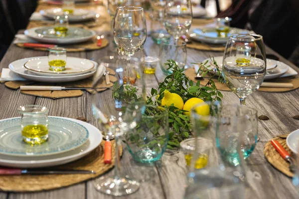 Primer Plano Una Mesa Mediterránea Con Aperitivos Aceite Oliva Vasos — Foto de Stock