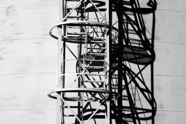 Šedivý Záběr Točité Schodišťové Věže Stěny Nádrže Olej — Stock fotografie