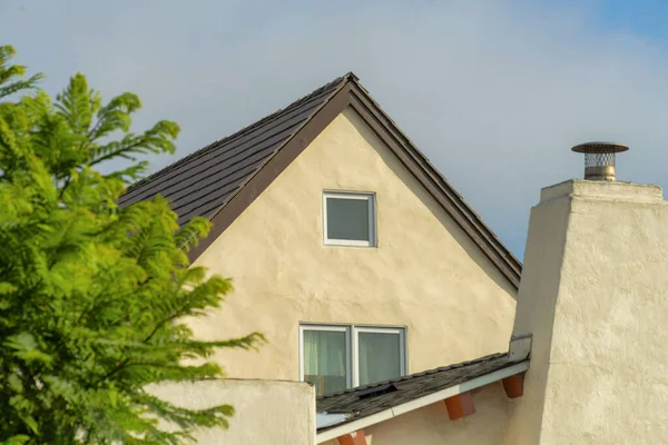 Een Schilderachtig Uitzicht Een Modern Woongebouw Onder Een Bewolkte Hemel — Stockfoto