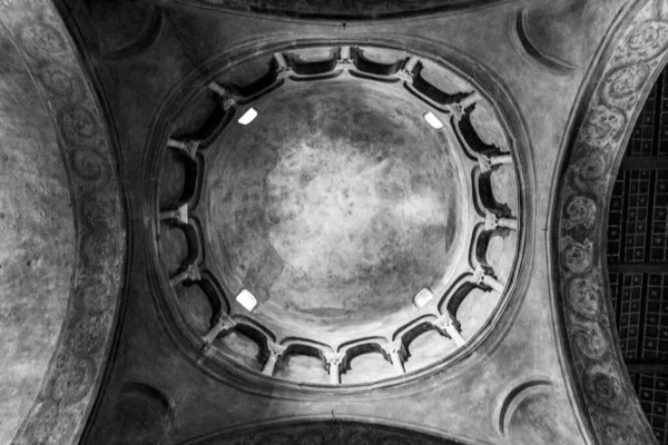 Μια Κλίμακα Του Γκρι Του Τρούλου Του Καθεδρικού Ναού — Φωτογραφία Αρχείου