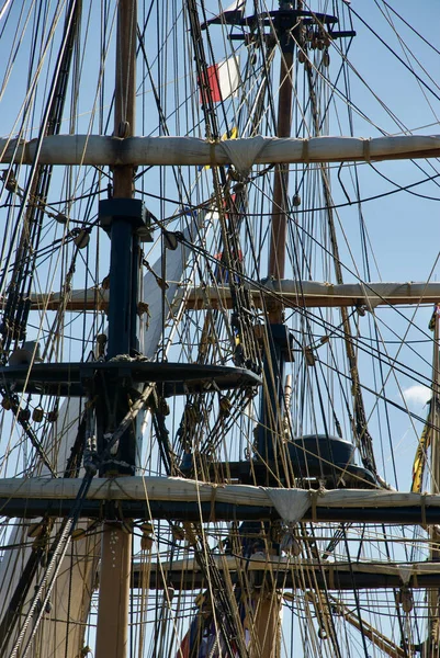 Een Verticaal Schot Van Een Galjoen Zeilend Schip Onder Een — Stockfoto