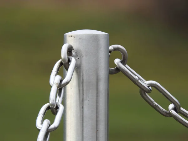 Eine Selektive Fokusaufnahme Von Ketten Die Einer Metallstange Befestigt Sind — Stockfoto