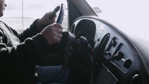 Чоловік Керує Автомобілем Кермом — стокове відео