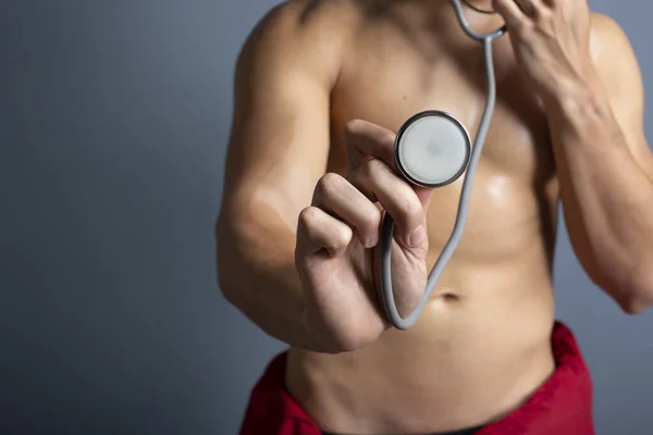 Estetoscópio Nas Mãos Homem Topless — Fotografia de Stock