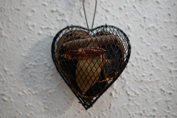 Ένα Κοντινό Πλάνο Μιας Κρέμονται Διακόσμηση Καρδιά Γεμάτη Κλαδιά — Φωτογραφία Αρχείου