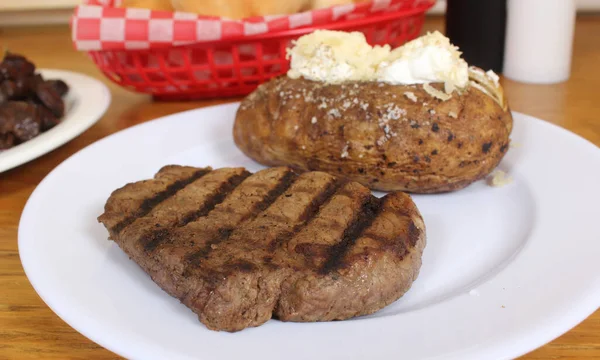 Tiro Close Uma Batata Cozida Bife Lombo Uma Placa — Fotografia de Stock