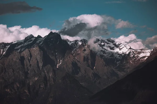 Eine Landschaft Aus Felsigen Bergen Schnee Unter Einem Bewölkten Himmel — Stockfoto