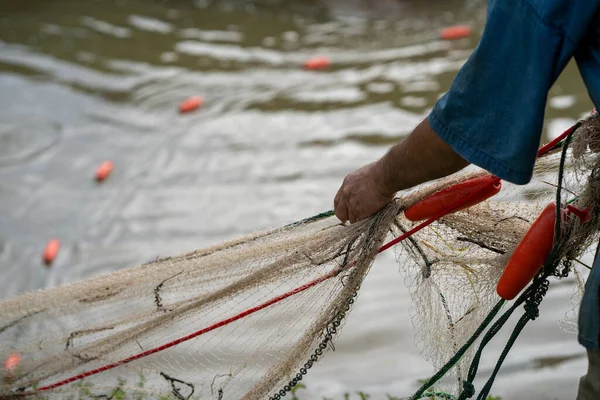 Une Prise Vue Sélective Pêcheur Attrapant Poisson Avec — Photo