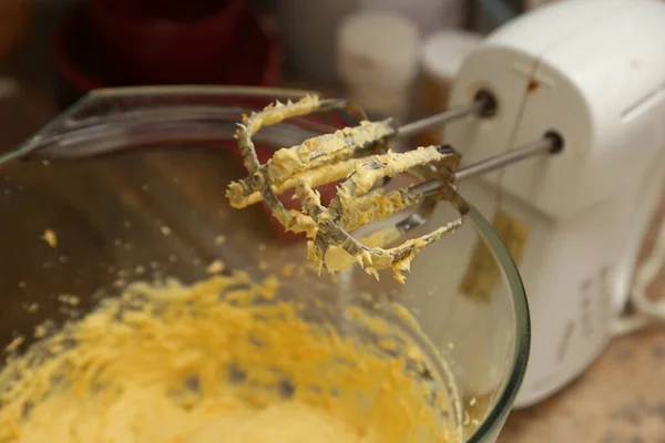 Nahaufnahme Einer Schüssel Teig Mit Dem Mixer — Stockfoto