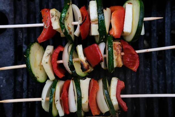 Uma Vista Superior Verduras Temperadas Espetos Que Preparam Uma Grelha — Fotografia de Stock