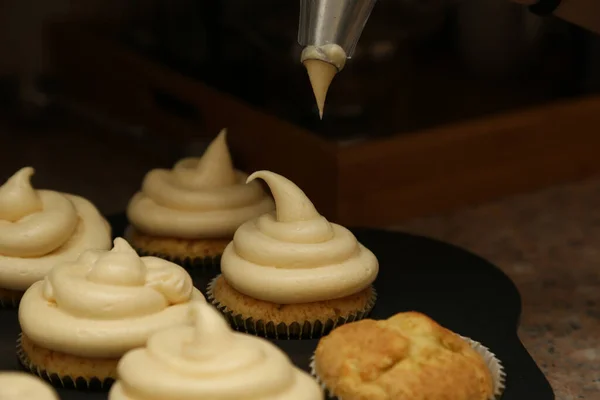 Gros Plan Boulanger Mettant Glaçage Sur Des Cupcakes — Photo
