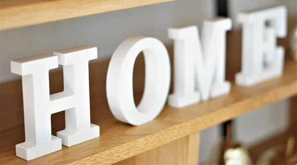 Plano Panorámico Letras Decorativas Blancas Home Estante Madera —  Fotos de Stock