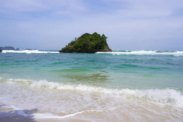 Een Landschap Van Teluk Asmara Beach Omgeven Door Heuvels Groen — Stockfoto