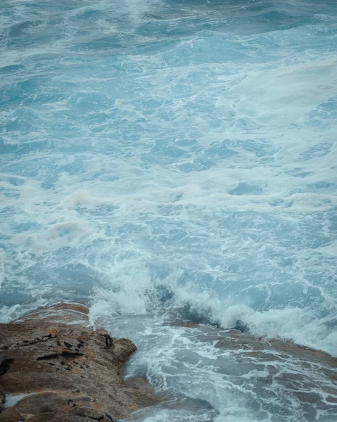 在一个阴郁的日子里 海浪在岩石沙滩上破浪而出 — 图库照片