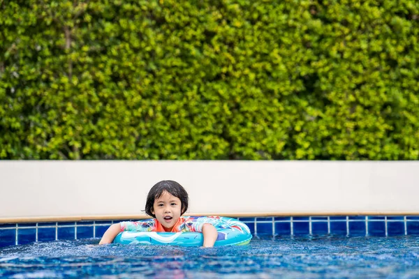 Enfant Féminin Asiatique Joyeux Dans Flotteur Anneau Sur Piscine — Photo