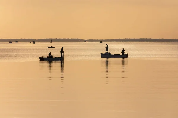 Piękny Zachód Słońca Morzu Sylwetkami Ludzi Małych Łodziach Pod Czystym — Zdjęcie stockowe