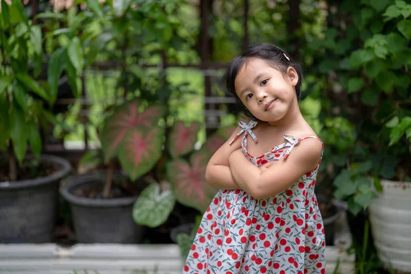 Μια Χαμογελαστή Ασιάτισσα Σταυρωμένα Χέρια Στον Κήπο — Φωτογραφία Αρχείου