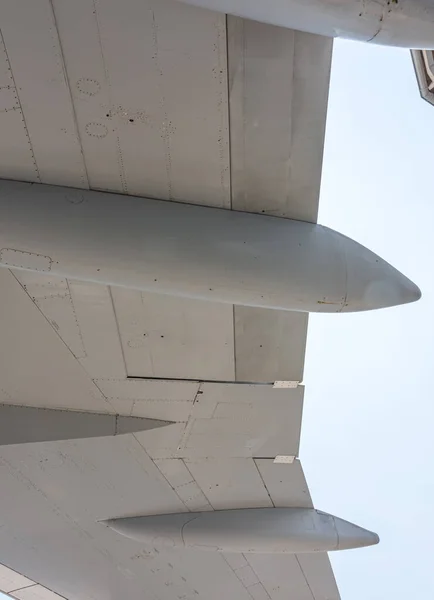 Eine Vertikale Aufnahme Eines Flugzeugflügels Taghimmel — Stockfoto