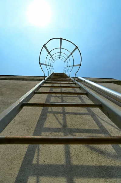 Vertical Low Angle Metal Escape Ladder Concrete Wall Blue Sky — Stock Photo, Image