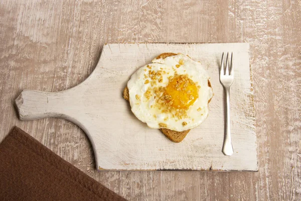 Top View Fried Egg Toast Fork Wooden Cutting Board — Stock Photo, Image